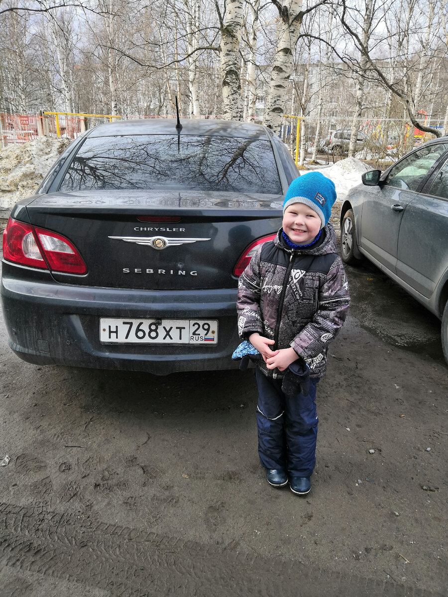 Тимоша продолжает свои фотосессии с машинами, ему важно, чтобы был виден номер и марка