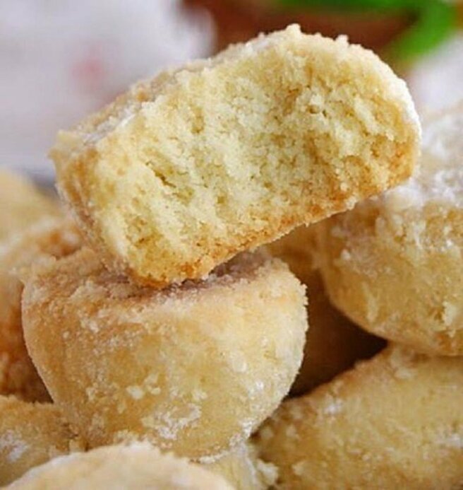 Понадобится:

слив. масло — 250 г (комнатной t)
сах. пудра — 0,5 ст
раст. масло (без запаха) — 1/3 ст
крахмал — 4 ст.л.
мука — 3,5 ст.
ванильный сахар — 1 пачка 