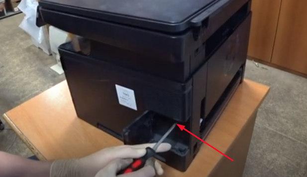 Открываем отсек, расположенный на боковой стенке ближе к задней части аппарата. Выкручиваем один винт