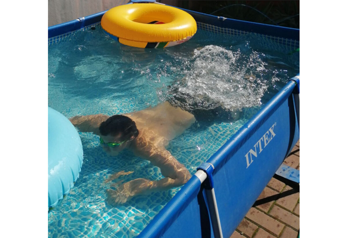 Расположение летнего бассейна рядом с отмосткой