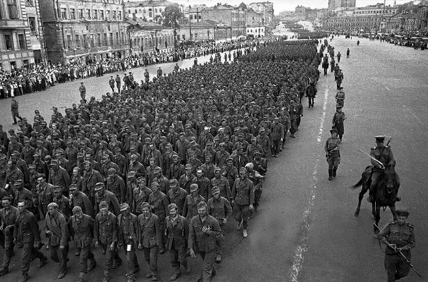 Непосредственное конвоирование пленных осуществляли военнослужащие Московского военного округа. Часть их шла с винтовками наперевес, а часть двигалась на лошадях с обнажёнными шашками.