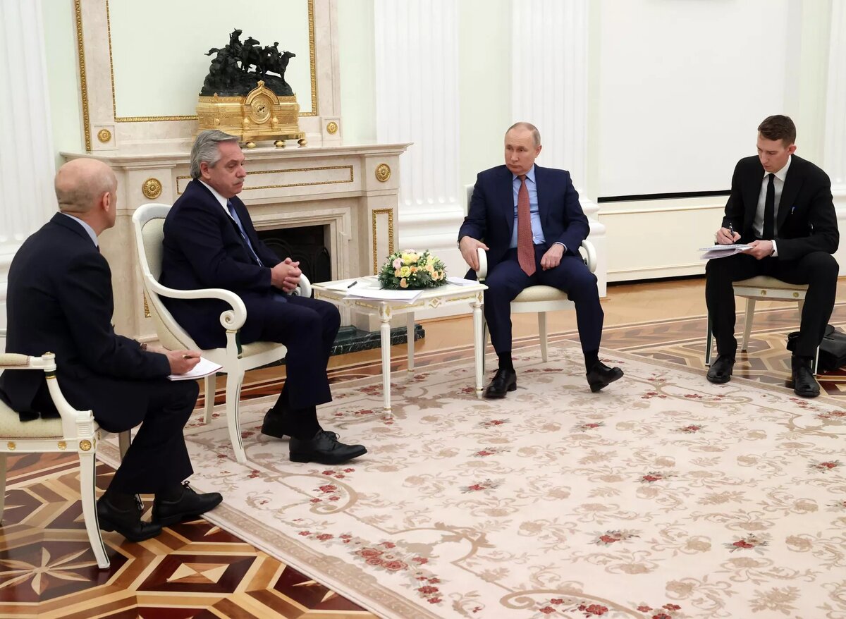 Президент России Владимир Путин и президент Аргентинской Республики Альберто Фернандес во время встречи в Кремле. © РИА Новости / POOL