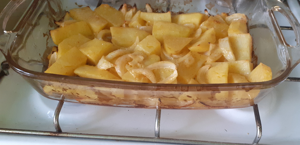 Готовый к ужину картофель с лучком