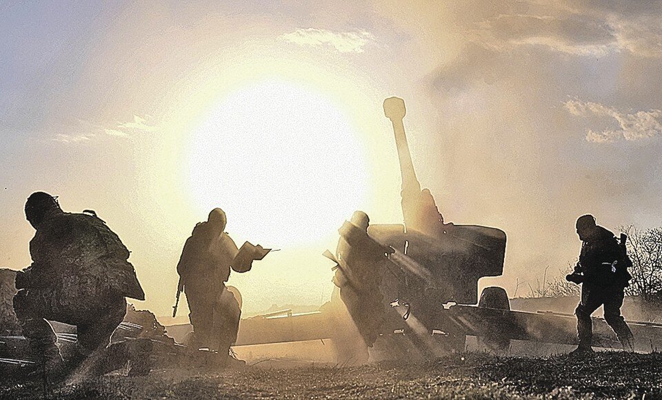     Военнослужащие Народной милиции ДНР и российской армии ведут контрбатарейную борьбу. Работают реактивные системы залпового огня «Ураган».