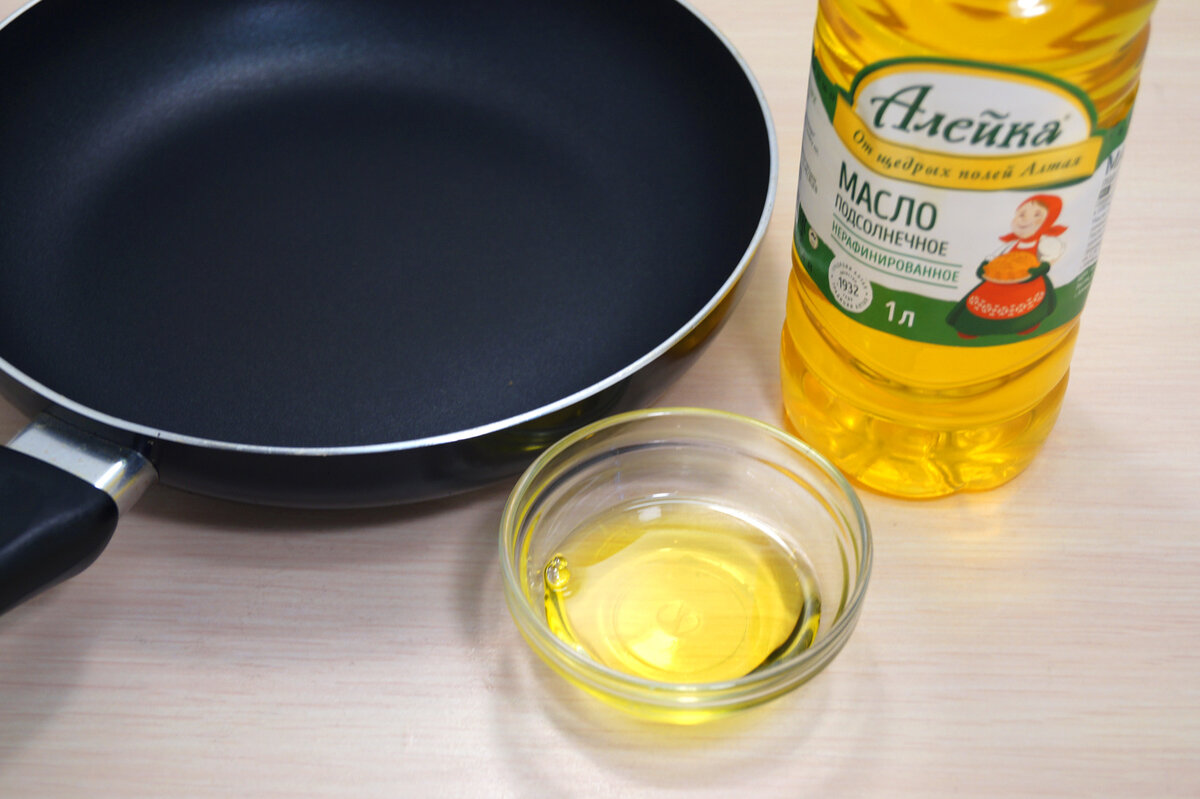 На сковороде разогреть 3 столовых ложки натурального подсолнечного масла ТМ «Алейка», от щедрых полей Алтая. 
