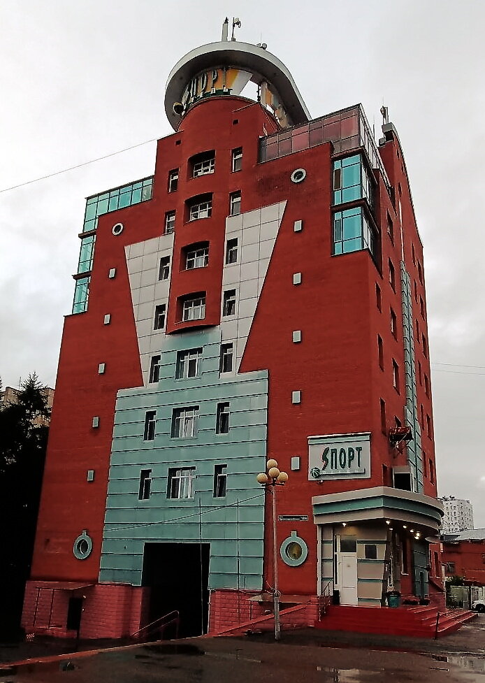 Вот наш уютный дом на ближайшую неделю - стекляшки сверху - это балконы люксов