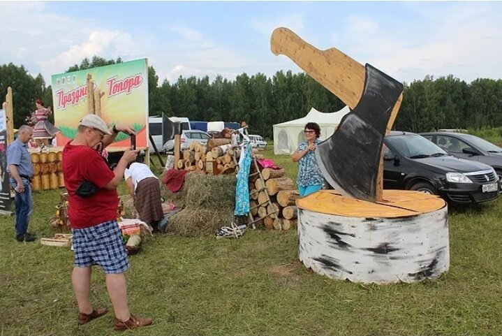 Околица томск зоркальцево. Праздник топора в томске. Праздник топора томск 2022 пилат. День топора в томске 2022. Деревянные скульптуры топором.
