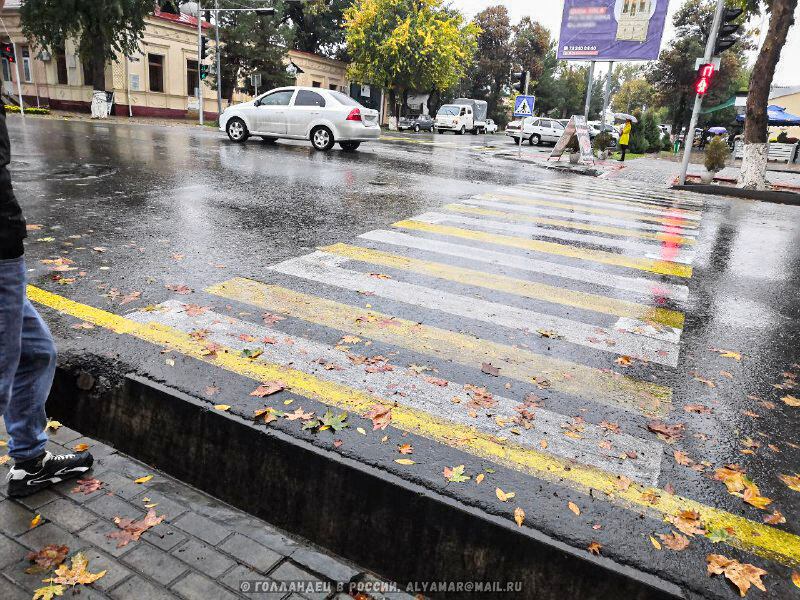 В Самарканде на многих переходах такие ямы без решётки. Фото: из личного архива