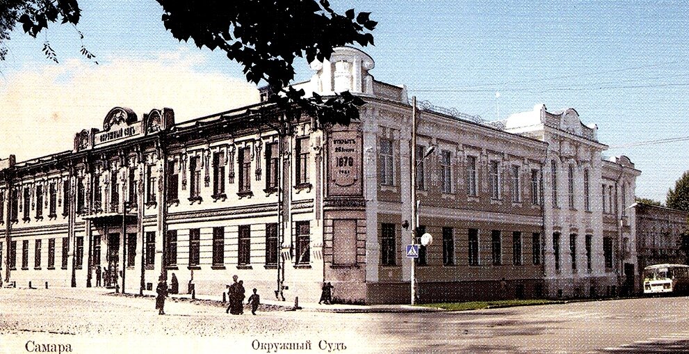 Фото 1960-х. На угловой парапетной стенке - барельеф эмблемы уголовно-исполнительной системы Российской Империи.