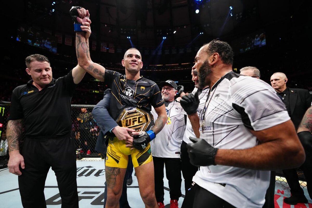     Алекс Перейра стал чемпионом UFC в среднем весе