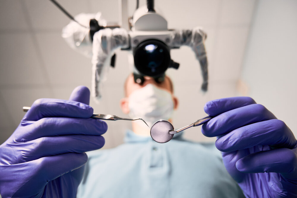Лечение под микроскопом гарантирует более качественный результат стоматологических процедур. 