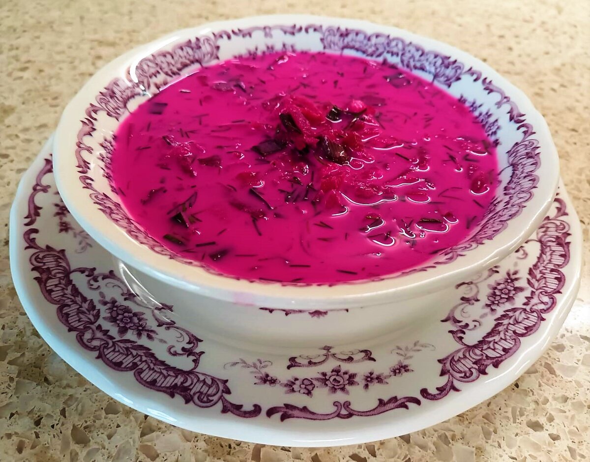 Холодный свекольник с ботвой.