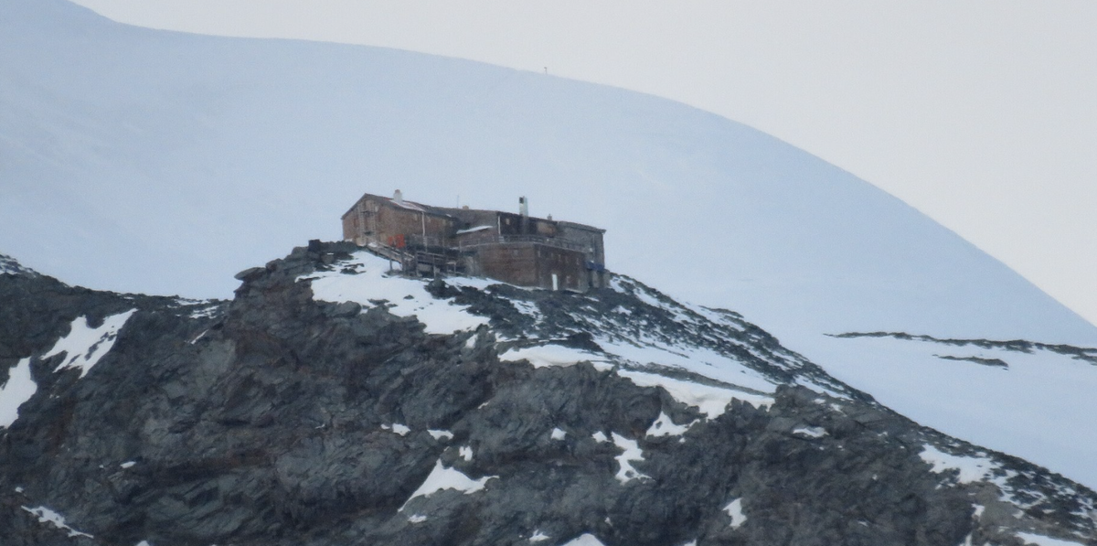 Источник: https://de.wikipedia.org/wiki/Erzherzog-Johann-Hütte#/media/Datei:Erzherzog-Johann-Hütte_auf_der_Adlersruhe_am_Großglockner.jpg