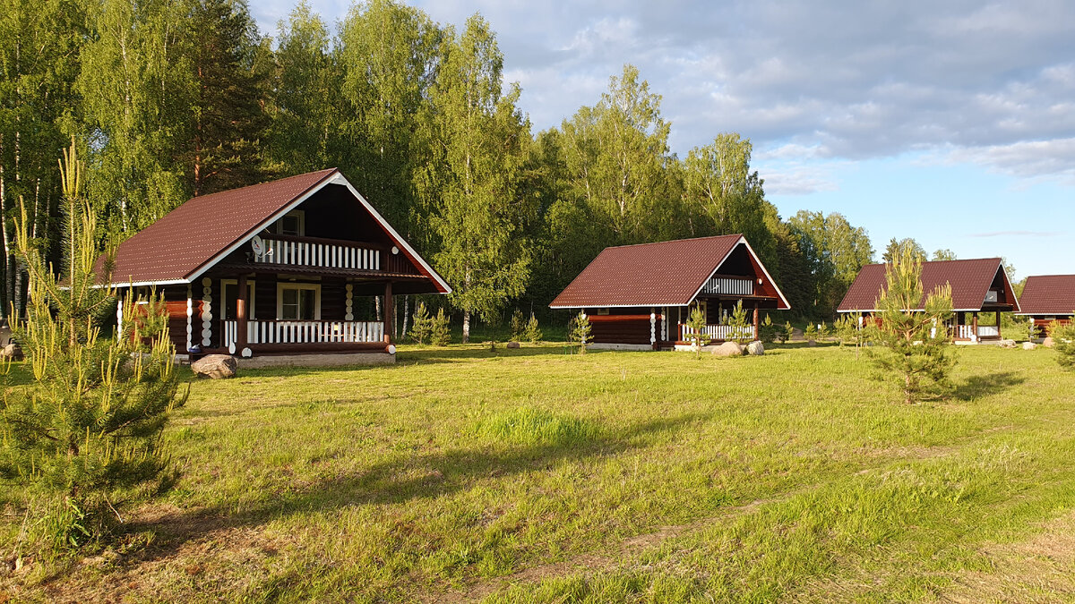 Вид на коттеджи турбазы