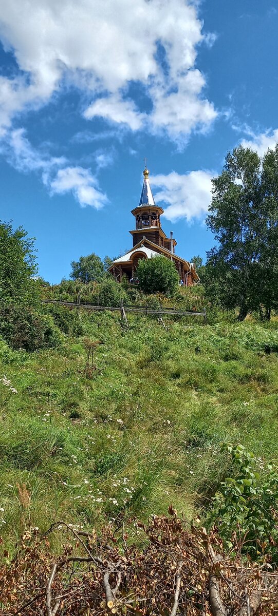 Вид на храм Преображения Господня с лестницы.