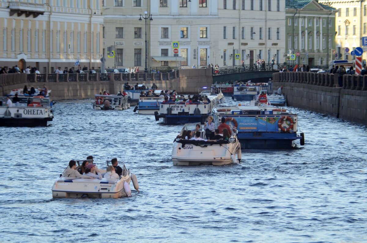 Петербург прогулки по Неве туристы