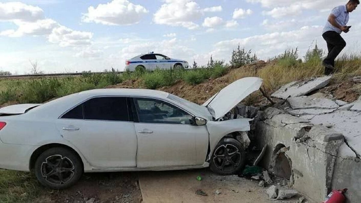     В Волгоградской области произошла трагическая авария, в которую попала семья из Удмуртии. Двухлетний мальчик девочка погиб. Еще четверо жителей республики, среди которых семилетний ребенок, ранены и госпитализированы.