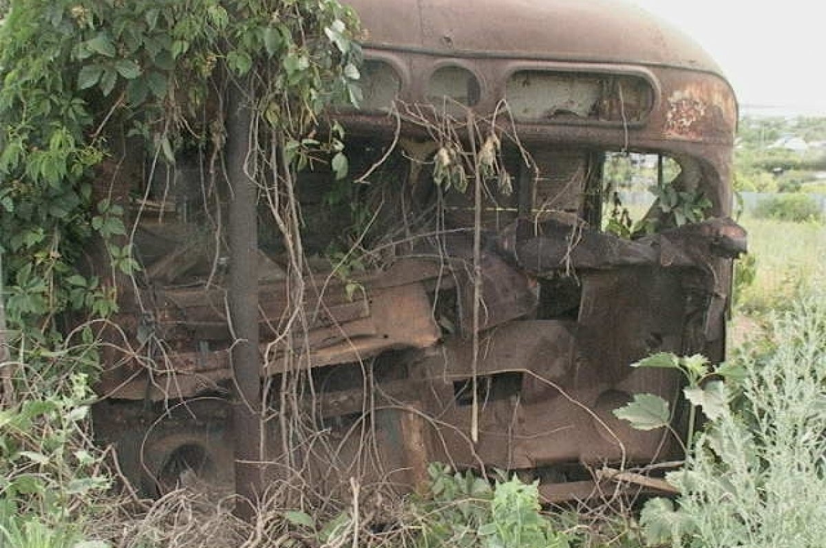    В Казани отреставрировали гнивший в Оренбурге раритетный троллейбус.