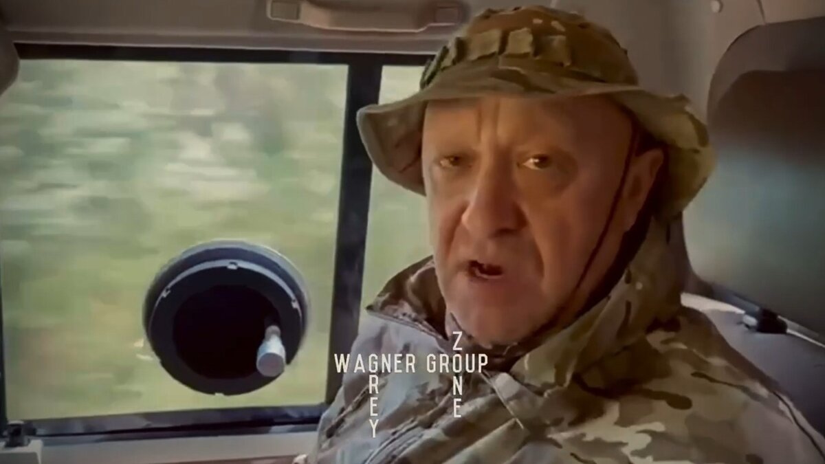     Телеграм-канал Grey Zone, связанный с ЧВК «Вагнер» выложил в ночь на четверг новое видео, на котором Евгений Пригожин, одетый в камуфляжную форму, едет в бронированном автомобиле и рассказывает о своей жизни.