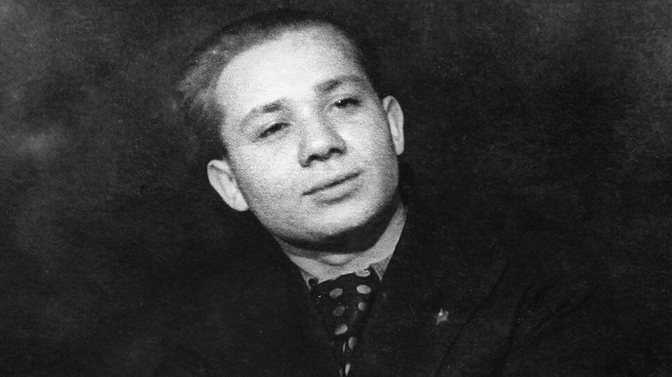    «Я Леоновым не стал, я Леоновым родился. Просто в результате труда и каких-то счастливых обстоятельств стал популярным. Но ведь не больше... Не больше»    
Евгений Леонов родился 2 сентября 1926 года в Москве в семье инженера и домохозяйки. Увлекся театром во время учебы в школе, ставил в школьном кружке спектакли Фотоархив журнала «Огонёк»