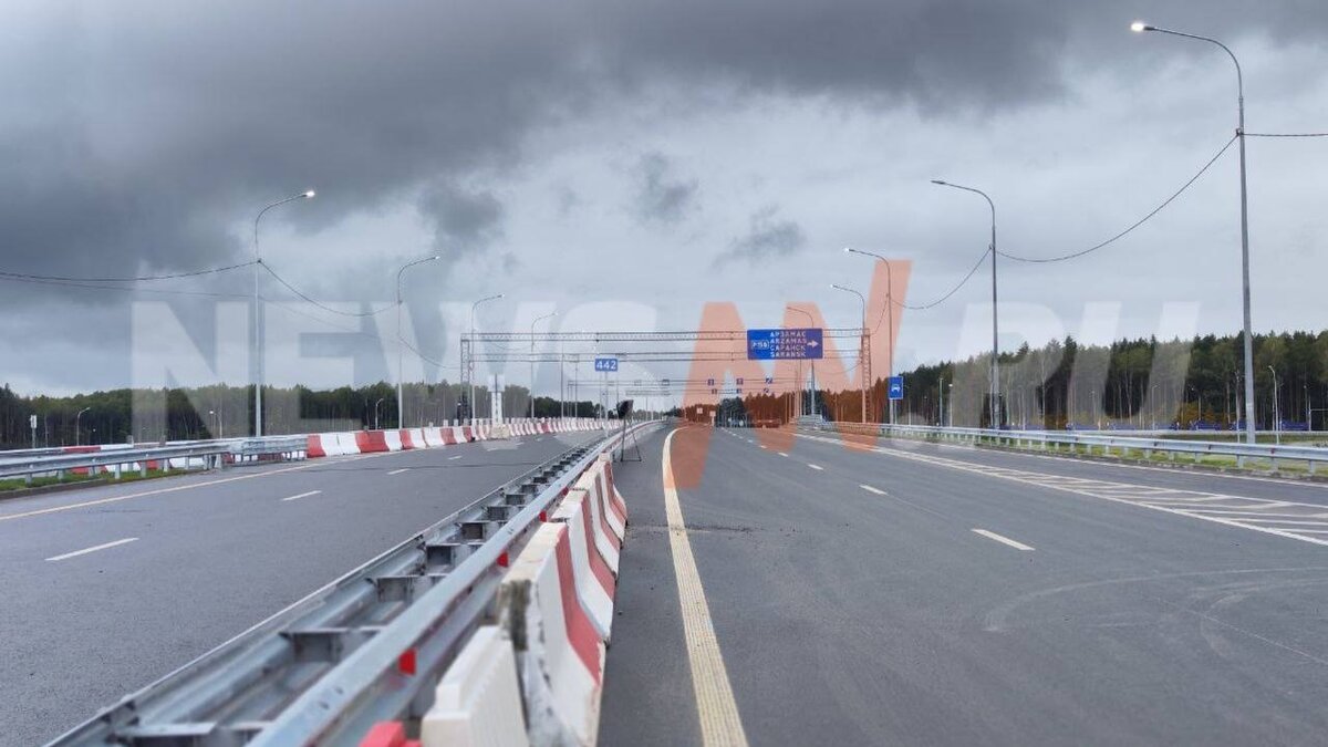     Сегодня в Нижегородской области запланировано открытие участка федеральной трассы М-12. Корреспондент NewsNN прибыл на площадку и запечатлел первые фотографии новой дороги.