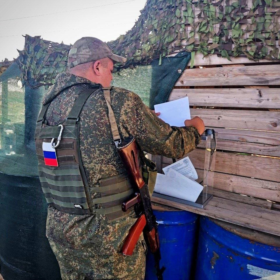 Участник сво проголосовал. Солдаты голосуют. Военнослужащие голосуют. Военнослужащие сво проголосовали в Донецке. Выборы на передовой картинки.
