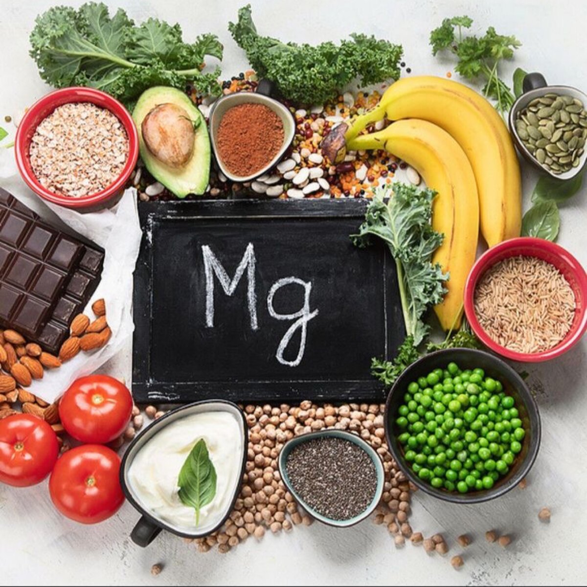 Магний - важнейший минерал, необходимый для здоровья человека. Он содержится во многих продуктах питания, в том числе в зеленых овощах, орехах и цельном зерне.