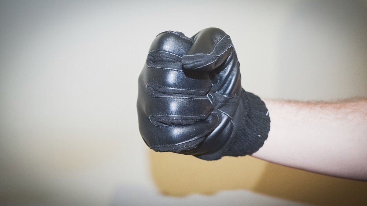     В Нижнекамске мужчина напал на двух 14-летних девочек. Он избил их у дома № 37 по проспекту Мира. Об этом пишет «НТР».