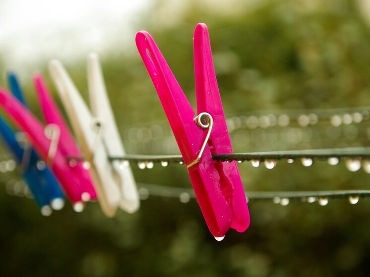     Грязная одежда может привести к проблемам, в том числе с деньгами. Фото: pxhere