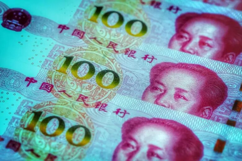 Житель Китая прикурил от купюры в 100 юаней, заплатив стократный штраф
