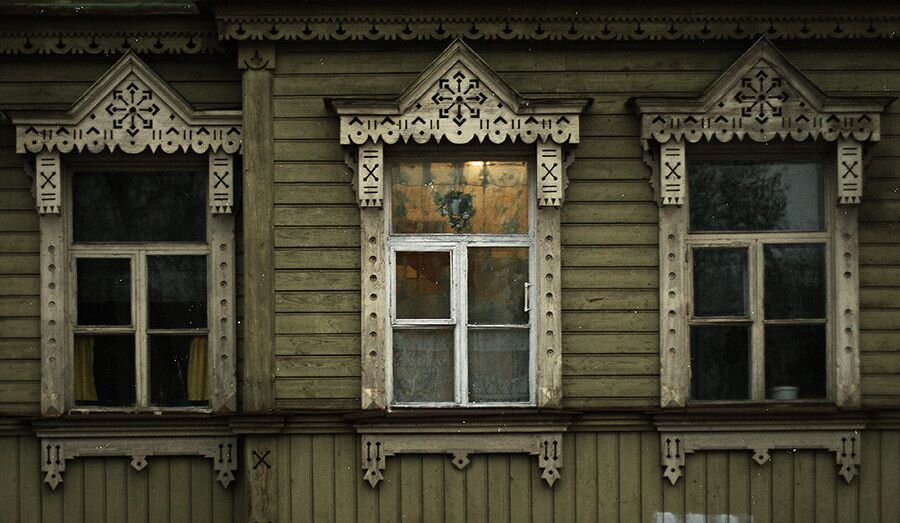 окна дом нижний. панорамные окна фасад. дом окон. городские здания. кострома улица симановского дома с наличниками.