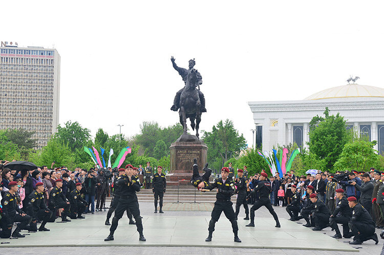 Выступление военных перед памятником Амиру Тимуру. Фото с сайта Xs.uz