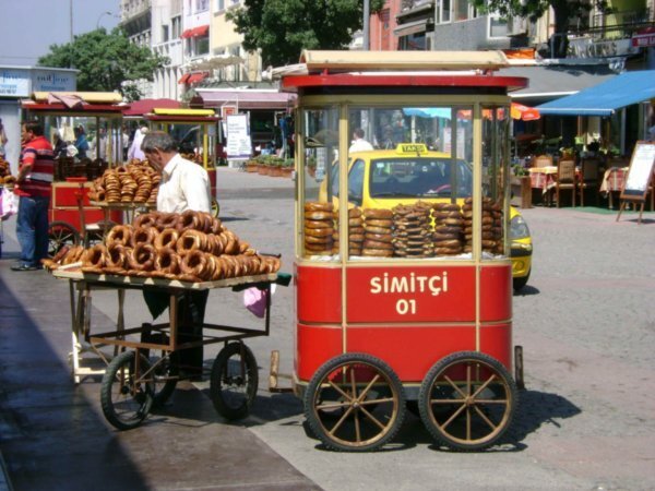 Улицы Стамбула и других городов украшают "Симитчи" (человек продающий симиты) в тележках.