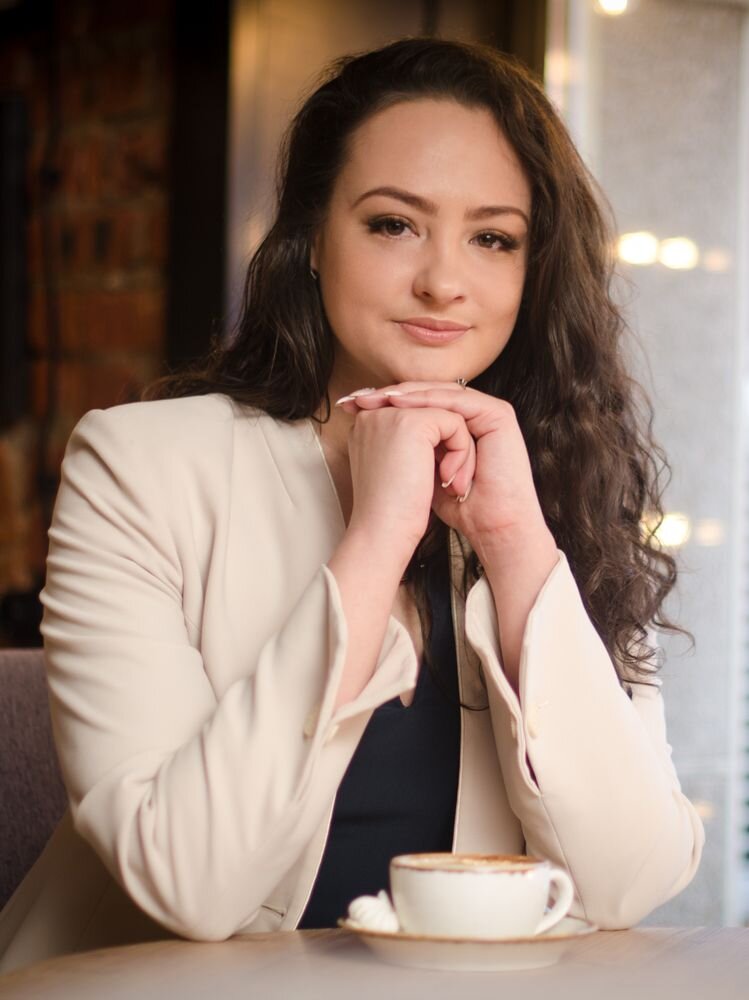 Самое важное для меня, как для мамы, составляет счастье и достижения моей семьи – без успехов семейных нет сил добиваться успехов в работе. В этом году моя дочь заканчивает первый класс, даже я бы сказала, мы с дочерью заканчиваем первый класс! Это было трудно, суетно и, в то же время, очень увлекательно. То новое, что узнавал для себя мой ребёнок, дало мне свежие идеи и стимул в работе и помогло перейти на новый виток карьерного роста и профессионального развития. 