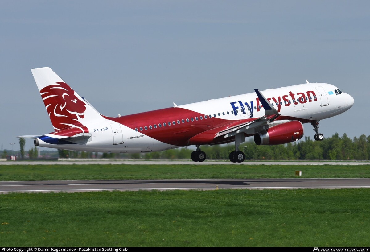 В салонах самолётов FlyArystan - Airbus A320-232WL - устанавливают 180 кресел (конструкционный предел) Recaro Slimline с шагом 29-30 дюймов