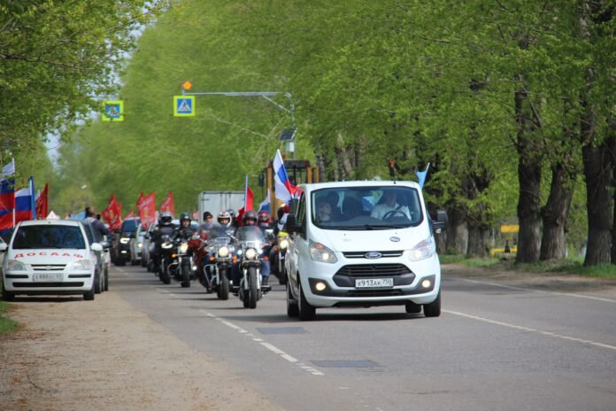 Около трехсот коломенцев приехали в воскресный день, 5 мая, в поселок Радужный, чтобы отправиться по маршрутам традиционного автопробега в память о Великой Победе.-2