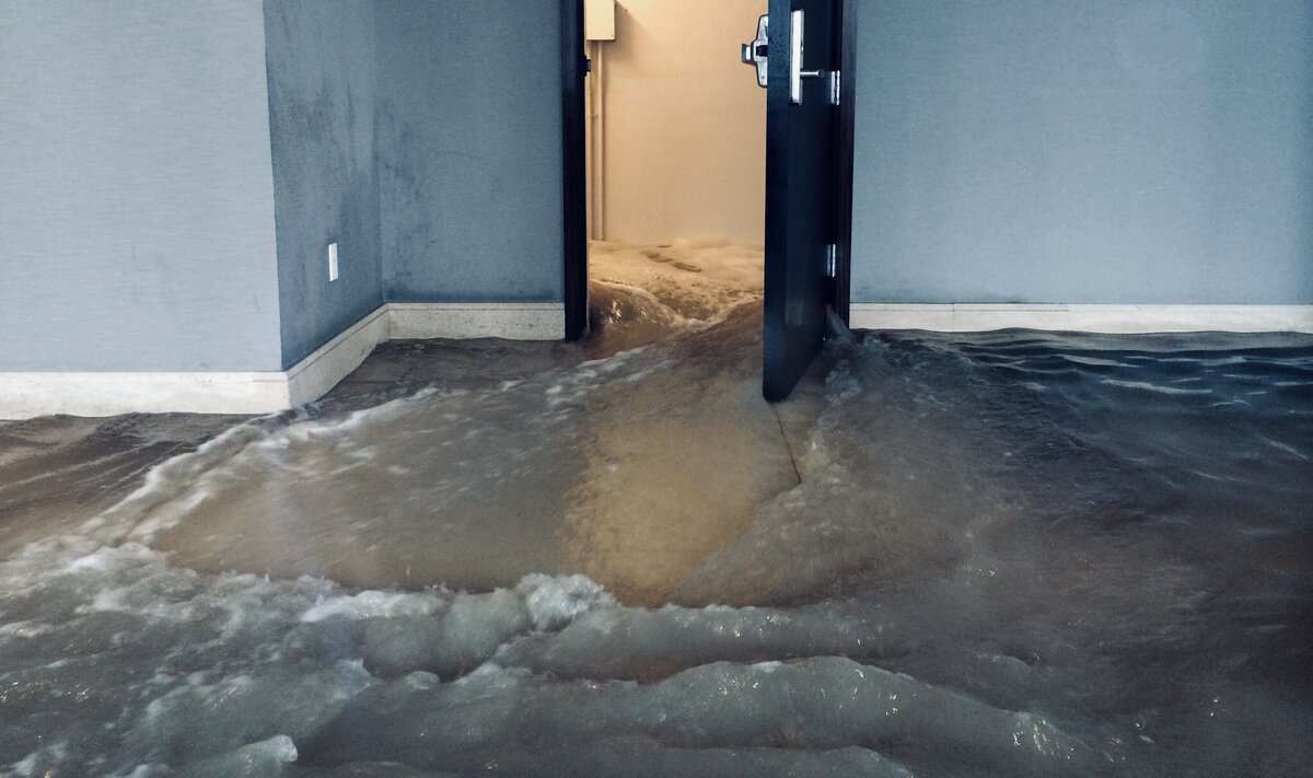 Неприятная ситуация, особенно если соседи не идут на контакт и явно не собираются возмещать причинённый ущерб. Как максимально выгодно и безболезненно выйти из сложившейся ситуации?  1. На месте происшествия не паникуйте! Первое, что необходимо сделать – устранить причину аварии. Сообщите соседям, что они затапливают, важно прекратить поступление воды.
2. Свяжитесь с управляющей компанией, обслуживающей Ваш дом. Комиссия должна составить акт, в котором описываются причины аварии (например, указывается квартира, из которой произошел залив), перечень поврежденного имущества. Проследите, чтобы акт был подписан всеми присутствующими лицами. Проверьте указанную информацию и поврежденные объекты. Если в указанном акте будут отсутствовать, например, предметы бытовой техники, которые были повреждены, вряд ли вы сможете рассчитывать на их включение в список поврежденного имущества. Правильное составление данного акта имеет важное значение – в дальнейшем он может лечь в основу доказательственной базы в суде.
3. Сфотографируйте повреждения в своей квартире, если получится – в квартире соседей. Можете также сделать видеозапись, если вода продолжает поступать в ваше жилище.
4. Если вода стекает на предметы бытовой техники, попытайтесь устранить данное повреждение в первую очередь! Но не забывайте о фиксации указанных повреждений.
5. После устранения основных неполадок, поговорите с соседями. В ближайшее время важно понять, будут ли они возмещать причинённый ущерб своими силами, или же вам придется переносить данный разговор в суд.
В данной стези отмечу, что общий срок исковой давности в соответствии с законодательством составляет три года. Однако затягивать решение данного вопроса не стоит. Если повреждения квартиры позволяют пользоваться ей без их устранения – не спешите делать ремонт. Почему? Продолжение следует.
