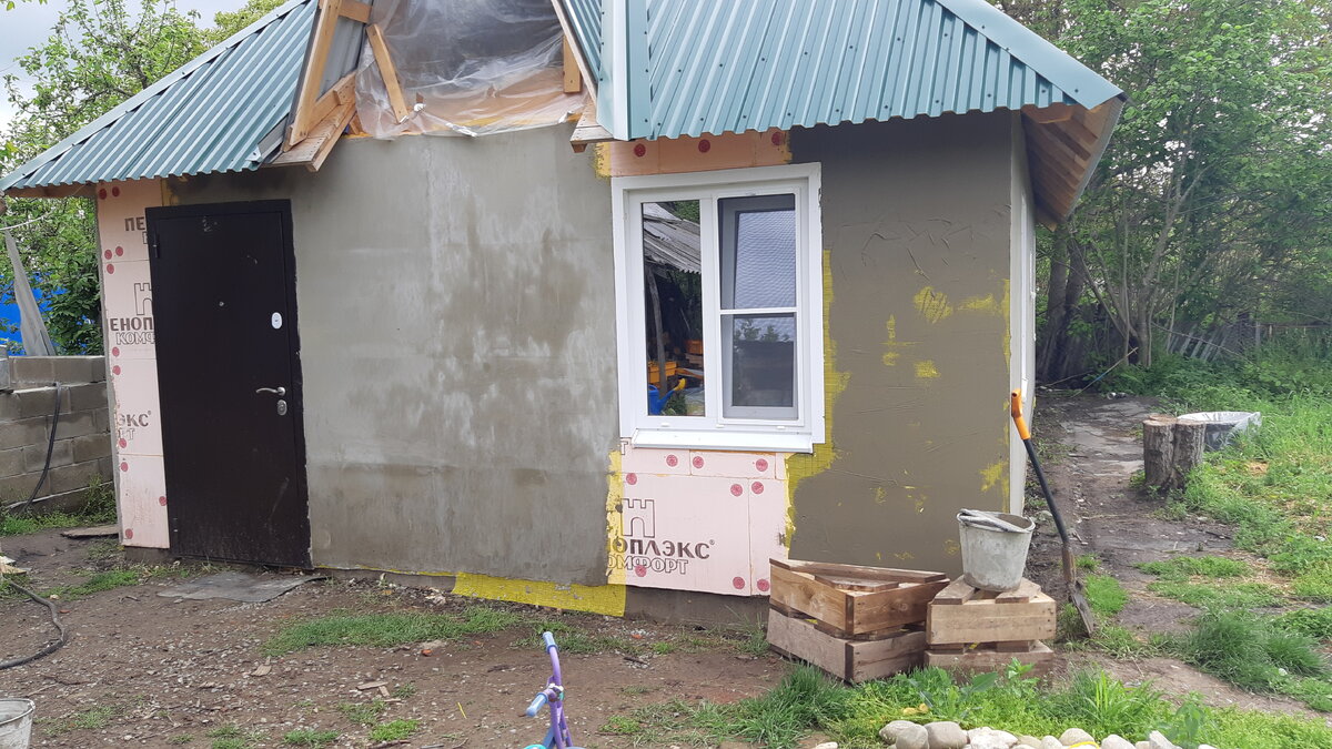 В общей сложности штукатурил дом около 3-х дней.