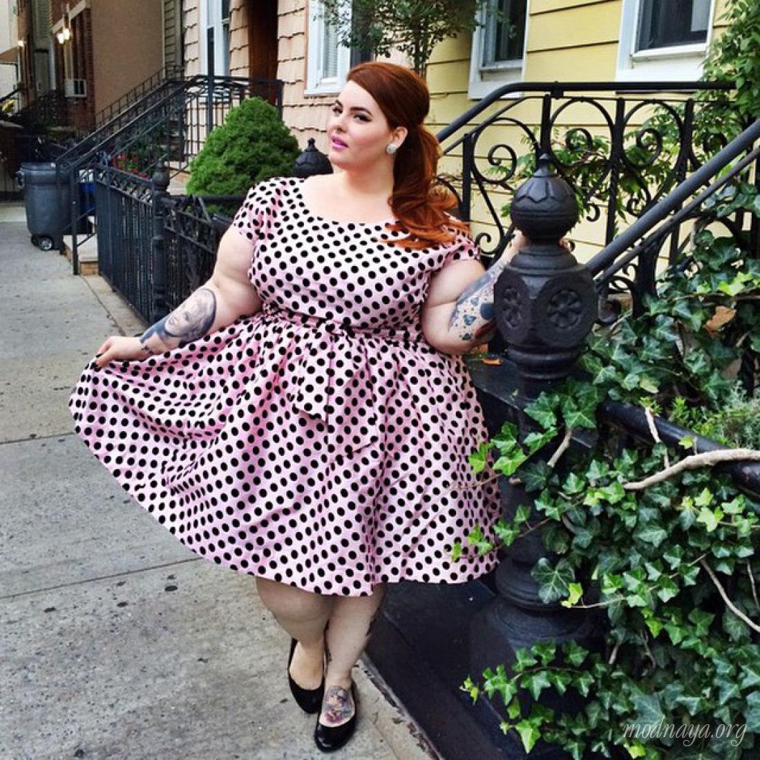 Это плюс-сайз модель Тесс Холидей - она точно знает все секреты комфортного ношения юбок. 