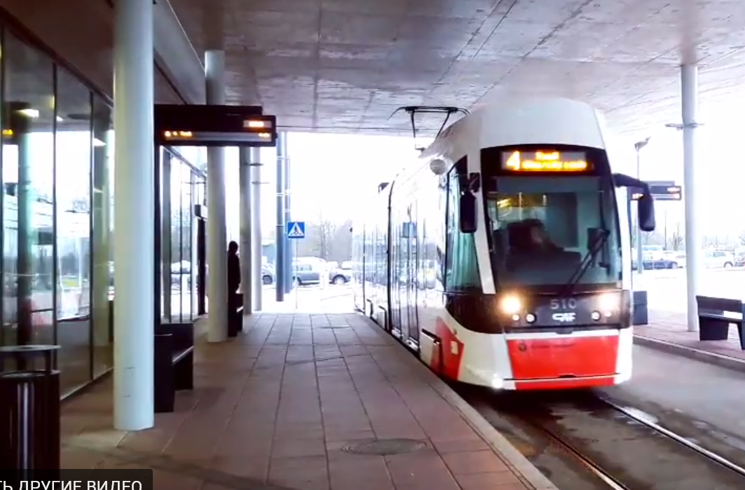 Выход  на остановке аэропорта крытый, далее  по тёплому и крытому переходу попадаешь прямо в аэропорт. Очень удобно, всё продумано.