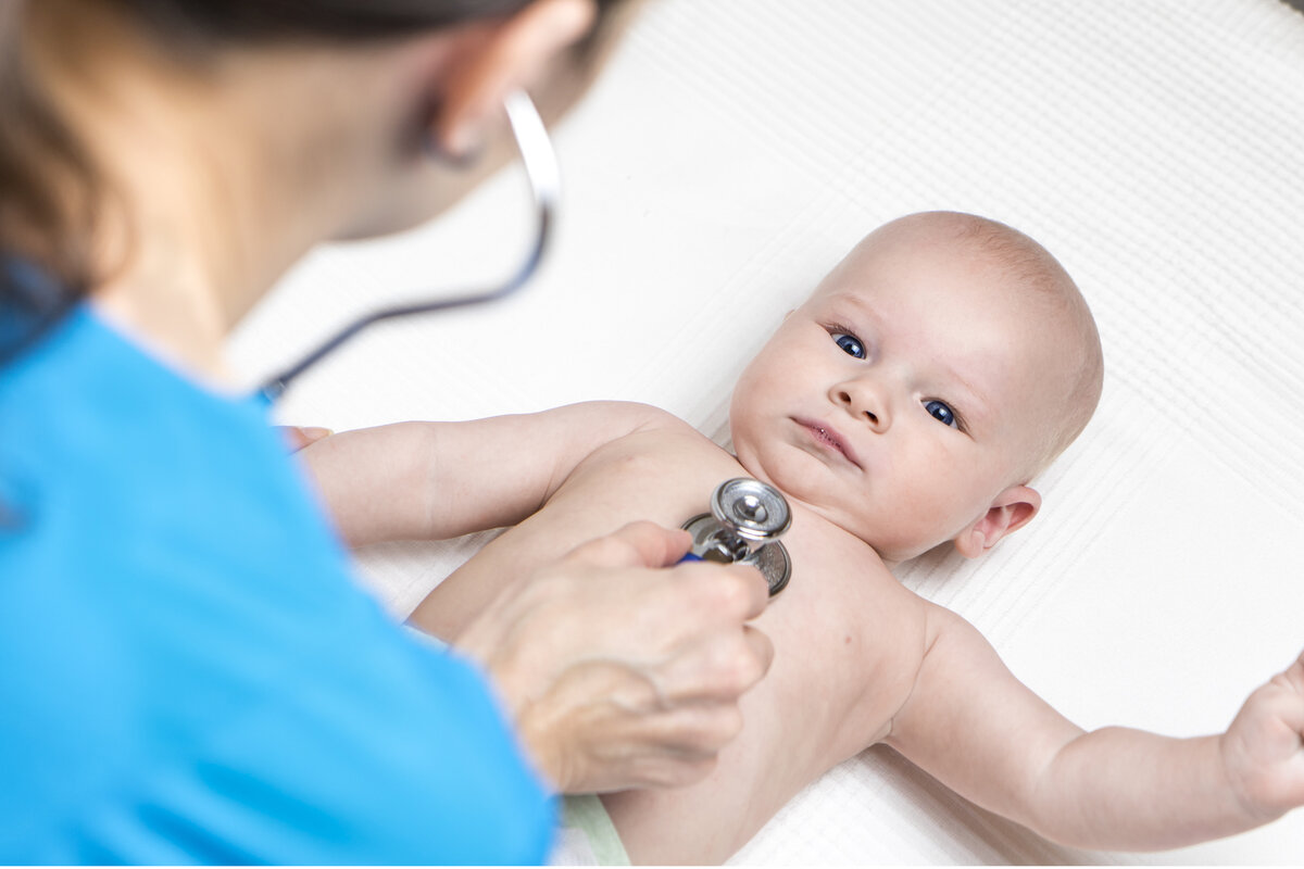 Сердцебиение у новорожденного. Стетоскоп для новорожденного. Врач слушает ребенка стетоскопом. Сердцебиение грудного ребенка. Врач слушает сердцебиение у ребенка.