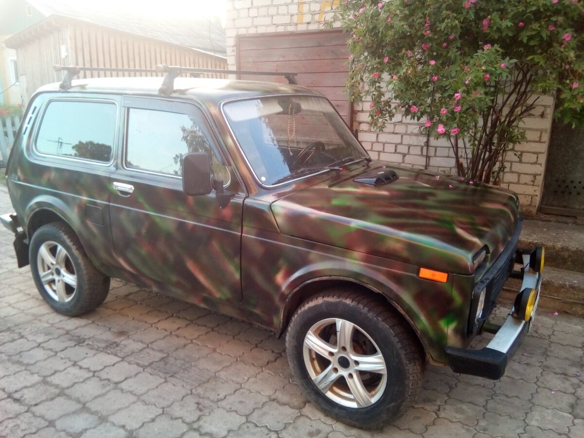 Нива друзей, в свободное время занимаемся тюнингом. Ниву Шевроле планирую окрасить в дальнейшем в такой же камуфляж.