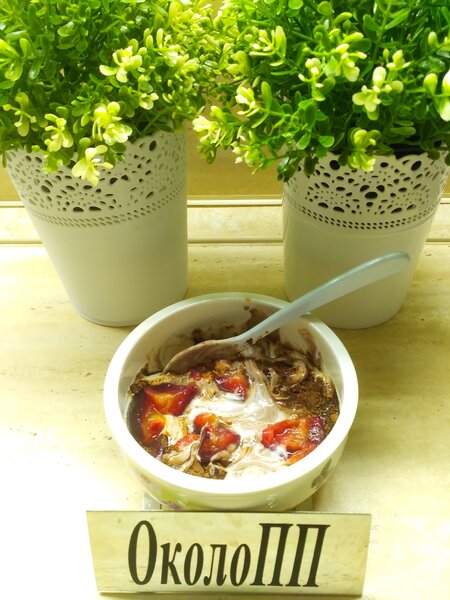 Фото перекуса: мацони, какао и слива в тарелке