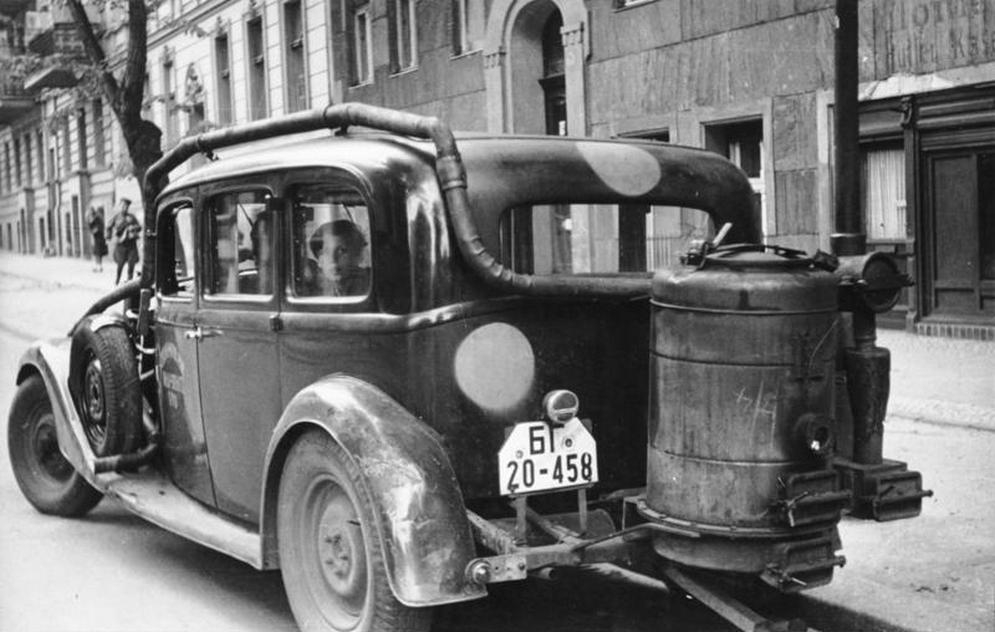 Автомобиль с газогенераторной установкой.
