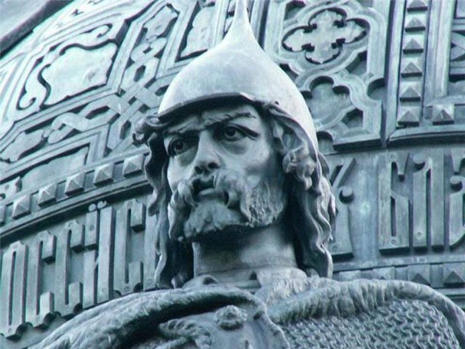 Уже неоднократно упоминалось в разных статьях и книгах, что Рюрик был из западных славян. Ссылки на «Записки о московии» Сигизмунда Герберштейна или «Записки о севере» Ксавье Мармье уже примелькались. Хотя они довольно ясно указывают на происхождение легендарного князя. Я бы хотел указать на другой источник.  «Генеалогия королей, государей и герцогов Мекленбургских» И. Ф. Хемница. «Генеалогия» была составлена в 17 веке, еще до  Северной войны. Хемниц ссылается на документ 1418 года. А именно грамоту гавельбегского епископа Отто, которой заверялось получение двух книг генеалогий мекленбургских князей от герцога Бальтазара. Вот текст:
«Годлейб, сын Витислава II, князь вендов и ободритов, он был пленён в 808 году по Р.Х. в сражении, которое король Дании Готтфрид выиграл у его брата, короля Тразика, и по его приказу был повешен. Его супруга (Годлейба прим. А.К.) родила ему трёх сыновей: Рюрика, Сивара и Эрувара, которые по своим русским корням были призваны в Россию, и та была отдана им в правление. Рюрик получил княжество Великий Новгород, Сивар – Псковское княжество и Эрувар – княжество Белоозеро; но оба последних господина умерли, не оставив потомства, и их земли в России отошли старшему брату Рюрику. Рюрик, сын Годлейба, князь всей России, правил благополучно и достойно похвалы. Его супруга (Рюрика прим. А.К.) родила ему сына Игоря. Игорь, сын Рюрика, князь всей России и достойный сожаления воин, в 536 году по Р.Х. был, в конце концов, пленён и обезглавлен. Его супруга Ольга, происходящая из знатного рода из города Псков, родила ему сына Светослава I.»
Довольно чёткое указание на происхождение Рюрика. Однако до сих пор раздаются норманистские выкрики о скандинавском происхождении первого князя Руси. Славянство Рюрика подтверждает уже и археология. В 30-е гг. Х в.,  началось массовое переселение балтийских славян с южного побережья Балтики в районы Приладожья и Приильменья, что повлияло на градостроительство и производство западнославянской гончарной посуды. Эти характерные маркеры уже давно засвидетельствованы археологами. Какие еще доказательства требуется, чтобы прекратить дальнейшие споры. 

