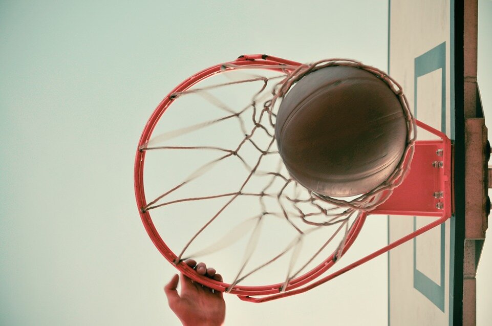 https://cdn.pixabay.com/photo/2015/05/15/14/49/basketball-768713_960_720.jpg