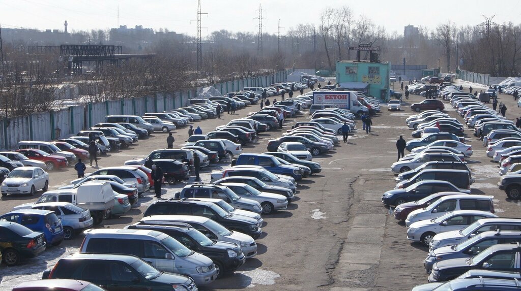 Типичный авторынок в моем городе. Источник: Яндекс.Картинки