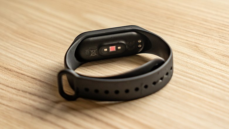 Mi Band 4 застегивается одним щелчком.