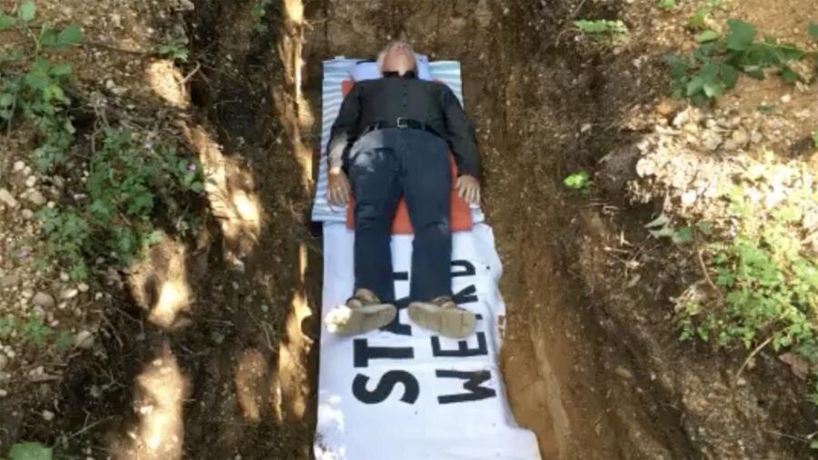 Процедура Memento Mori в одном из голландских университетов                                            Фото: youtube.com/Memento Mori