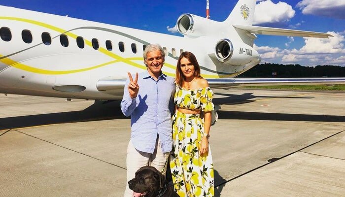 Олег Тиньков и его жена на фоне личного Dassault Falcon 7